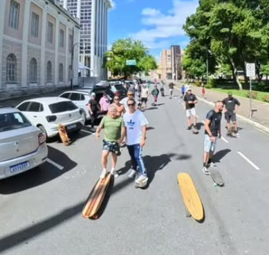 Crew andando com os longboards pela rua no centro histórico de João Pessoa